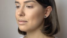 Modelowanie kształtu twarzy, konturowanie i modelowanie owalu twarzy kosmetykami do makijażu