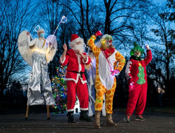 Amazon i Fundacja ?Dr Clown? zorganizowali świąteczne atrakcje dla dzieci Zdrowie, LIFESTYLE - Amazon i Fundacja ?Dr Clown? zorganizowali świąteczne atrakcje dla małych pacjentów z sześciu placówek znajdujących się w pobliżu centrów logistycznych firmy. Kolorowe iluminacje, występy artystyczne wprowadziły promyk nadziei i radości do szpitalnych pomieszczeń.