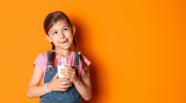 Nabiał ? czy dzieci go potrzebują? Zdrowie, LIFESTYLE - Dietetycy podkreślają, że przetworów mlecznych nie może zabraknąć w diecie naszych pociech, ponieważ są one idealnym źródłem wapnia czy fosforu, niezbędnych do budowy kości, zębów i rozwoju młodego organizmu.