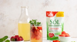 Słony smak zdrowia Zdrowie, LIFESTYLE - Gdy żar leje się z nieba, trzeba dużo pić. Ale nie każdy napój dobrze nawodni organizm. Niekiedy nawet regularne picie dużych ilości wody może nie zapobiec odwodnieniu. Dlaczego? Woda potrzebuje sojuszników ? elektrolitów sodu i potasu.