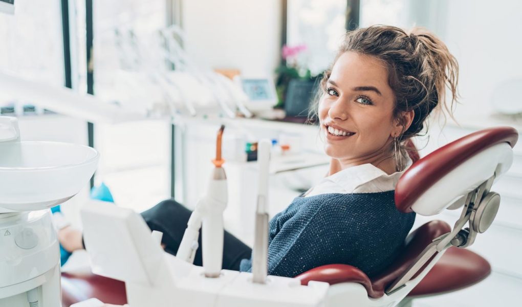Invisalign-Patient-Photo Aparat ortodontyczny – Kierunek: zdrowy i piękny uśmiech. 5 rzeczy, o których powinieneś wiedzieć, jeśli nosisz aparat ortodontyczny