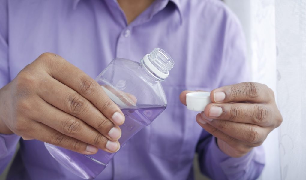 unsplash-plyn-cc0-72dpi Zapytaj stomatologa: Płyn do płukania jamy ustnej ? leczniczy, kosmetyczny, a może żaden?