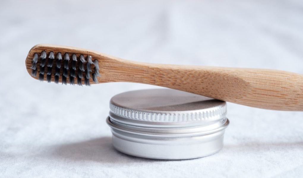 zeby-wegiel-mycie-72-dpi-unsplash-CC0 Zapytaj stomatologa: Węgiel aktywowany w higienie jamy ustnej – więcej szkody niż pożytku?